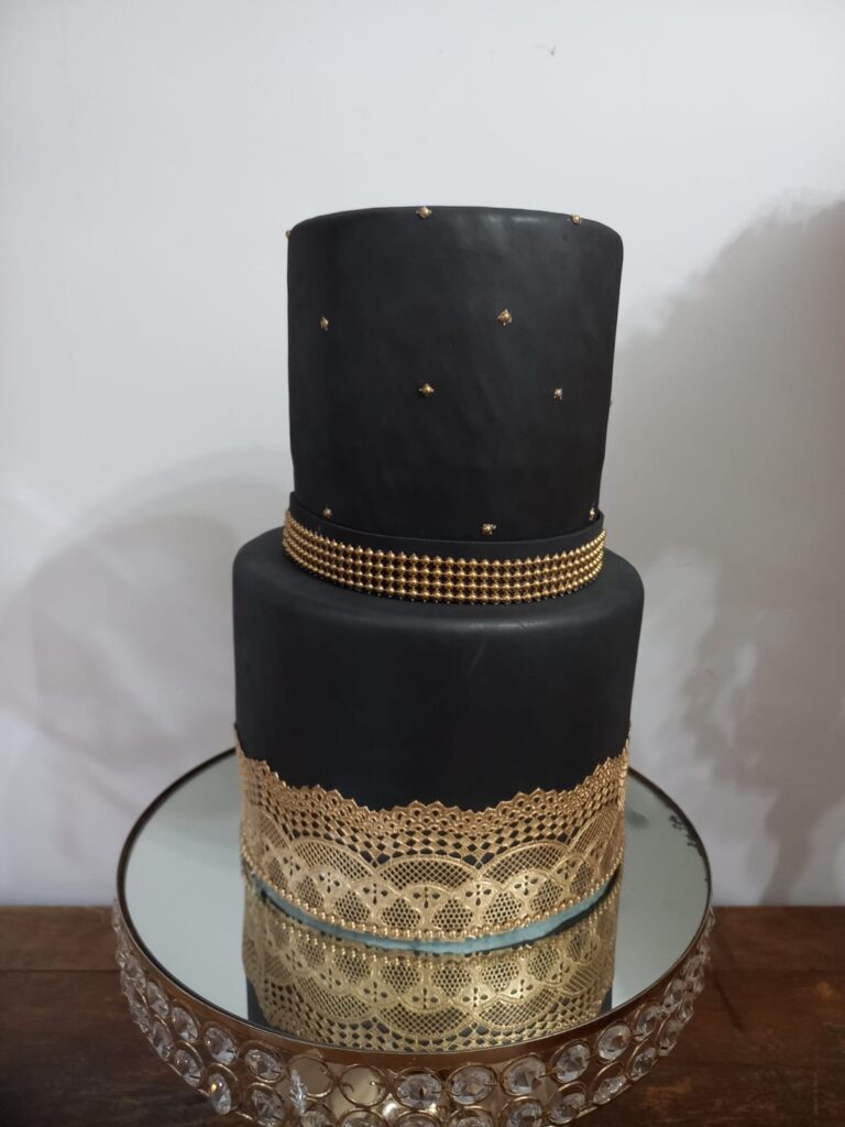 Bolo Preto com Dourado 2 alturas – 100 Opcoes